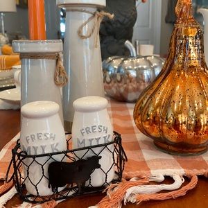 NIB NWT MILK SALT & PEPPER SET WITH METAL COW 🐄 HOLDER 🐮